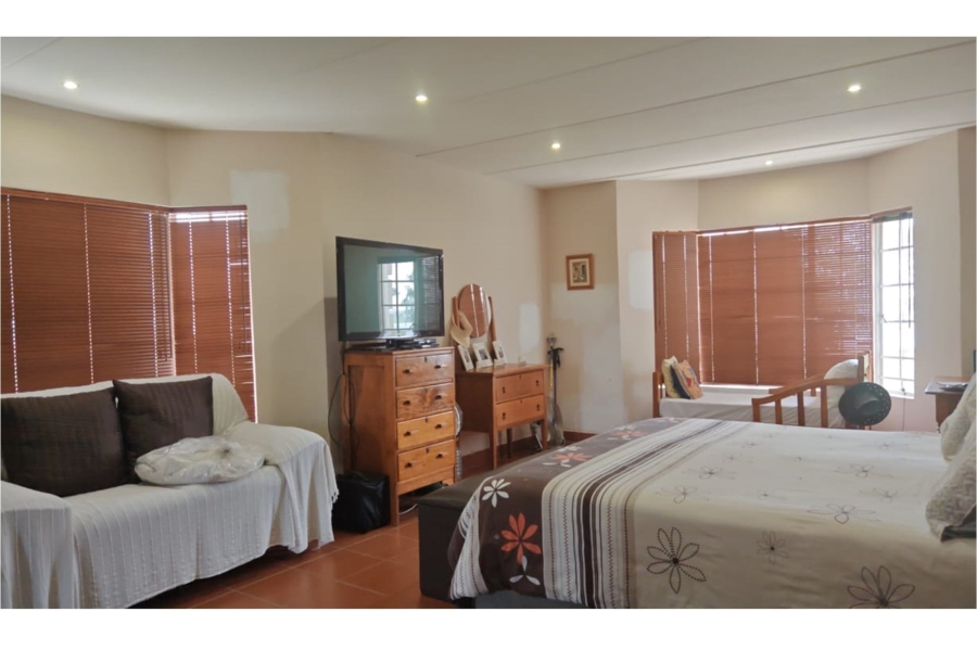 6 Bedroom Property for Sale in Vaaldam SH Free State